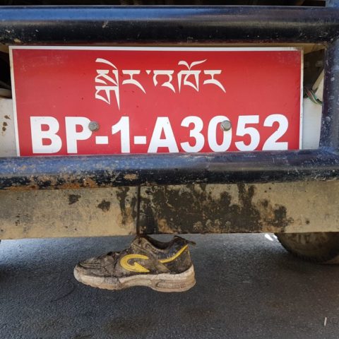 Wszystkie tablice rejestracyjne zaczynają się od moich inicjałów! W stolicy Bhutanu, Thimpu, fot. Beata Pawlikowska