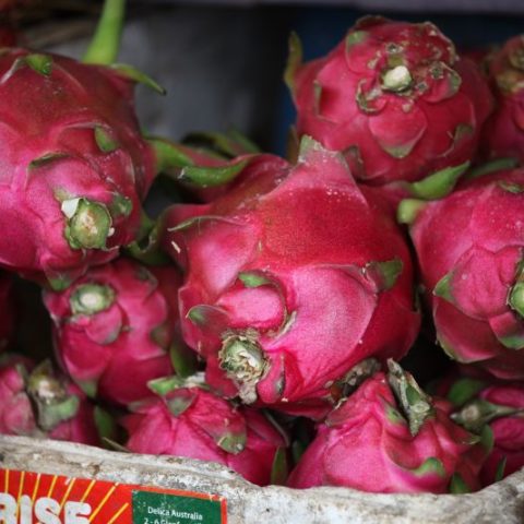 Smoczy owoc, pitahaya, ma biały miąższ w czarne kropki, w smaku delikatny i słodki, Kambodża