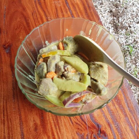 Ulubione i najbardziej typowe miejscowe jedzenie: gotowane bulwy taro z warzywami w kokosowym sosie.