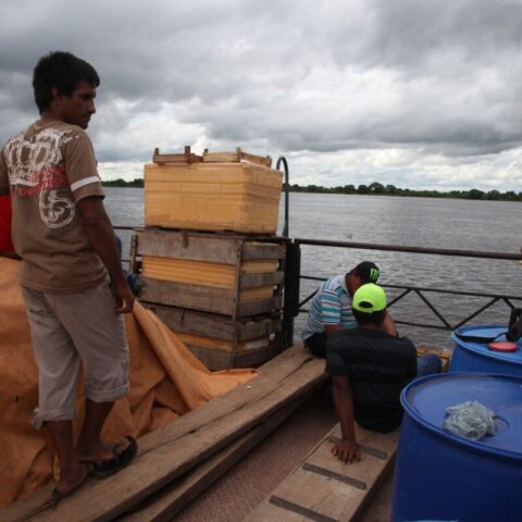 Na łodzi towarowej płynącej po rzece Paragwaj.