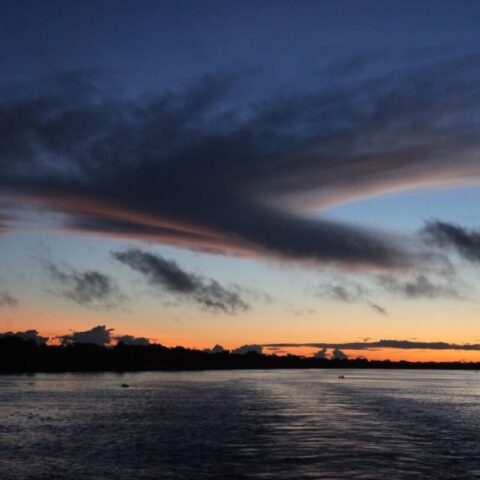 Wieczorne niebo nad rzeką Paragwaj.