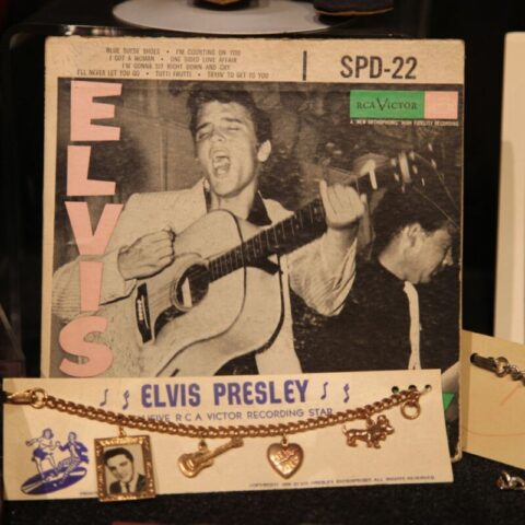 Pamiątki fanów Elvisa w Graceland.